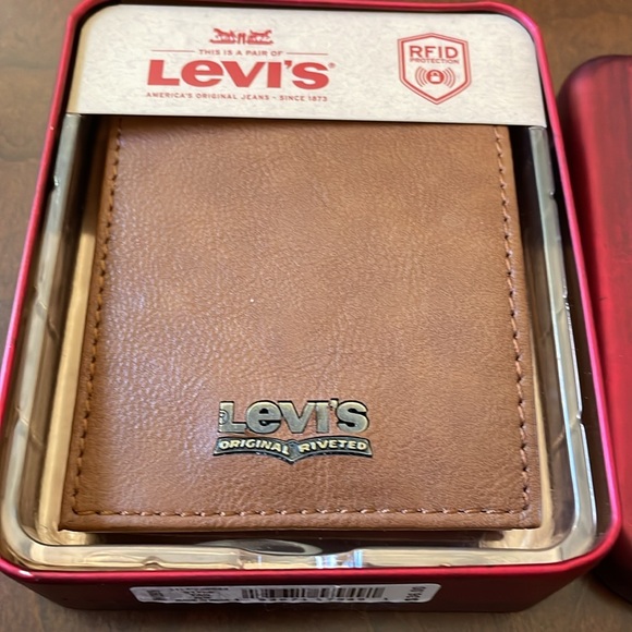 Men’s BNWT Levi’s RFID Multi cards ID wallet Tan in tin metal box - Picture 2 of 11